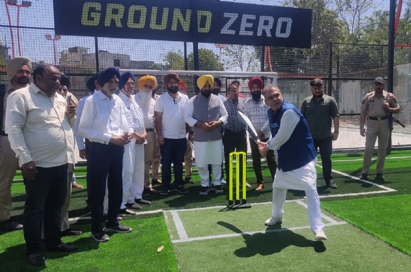 ਖੇਡ ਮੈਦਾਨ ਦੇ ਉਦਘਾਟਨ ਉਪਰੰਤ ਕ੍ਰਿਕਟ ਖੇਡਦੇ ਹੋਏ ਕੈਬਨਿਟ ਮੰਤਰੀ ਸੰਜੀਵ ਅਰੋੜਾ।