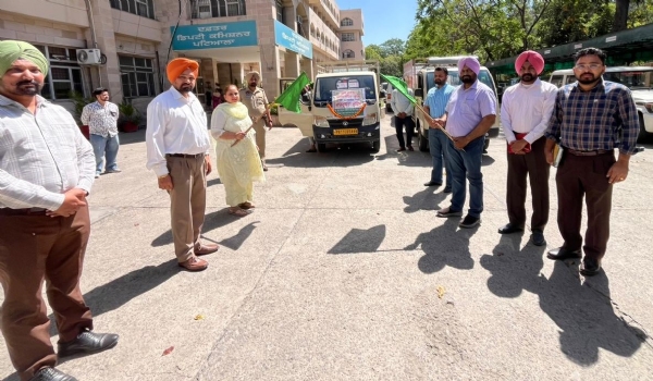 ਏ.ਡੀ.ਸੀ. (ਜ) ਸਿਮਰਪ੍ਰੀਤ ਕੌਰ ਕਣਕ ਦੇ ਨਾੜ ਤੇ ਹੋਰ ਫ਼ਸਲਾਂ ਦੀ ਰਹਿੰਦ-ਖੂੰਹਦ ਨੂੰ ਅੱਗ ਨਾ ਲਾਉਣ ਲਈ ਜਾਗਰੂਕਤਾ ਵੈਨਾਂ ਨੂੰ ਰਵਾਨਾ ਕਰਦੇ ਹੋਏ।