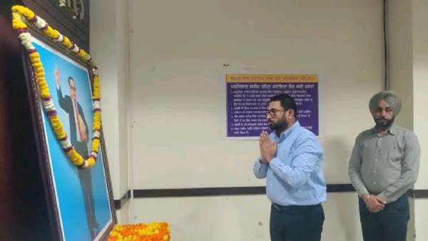 ਡਿਪਟੀ ਕਮਿਸ਼ਨਰ ਦਲਵਿੰਦਰਜੀਤ ਸਿੰਘ ਅਤੇ ਹੋਰਨਾਂ ਜ਼ਿਲ੍ਹਾ ਅਧਿਕਾਰੀਆਂ ਨੇ ਡਾ. ਭੀਮ ਰਾਓ ਅੰਬੇਦਕਰ ਦੀ ਤਸਵੀਰ ਉੱਪਰ ਫੁੱਲ ਚੜਾ ਕੇ ਆਪਣਾ ਸਤਿਕਾਰ ਭੇਟ ਕੀਤਾ।