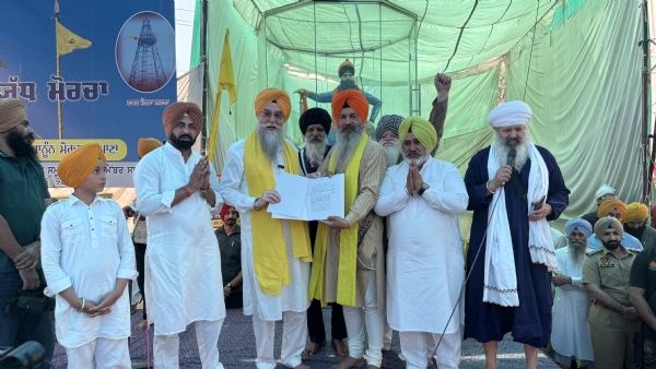 ਪੰਜਾਬ ਵਿਧਾਨ ਸਭਾ ਦੇ ਸਪੀਕਰ ਕੁਲਤਾਰ ਸਿੰਘ ਸੰਧਵਾ ਸਮਾਣਾ ਵਿਖੇ ਟਾਵਰ ਮੋਰਚੇ ਦੀ ਸੰਗਤ ਨੂੰ ਜਾਗਤ ਜੋਤ ਸ੍ਰੀ ਗੁਰੂ ਗ੍ਰੰਥ ਸਾਹਿਬ ਸਤਿਕਾਰ (ਸੋਧ) ਬਿੱਲ ਦੀ ਕਾਪੀ ਸੌਂਪਦੇ ਹੋਏ। ਵਿਧਾਇਕ ਚੇਤਨ ਸਿੰਘ ਜੌੜਾਮਾਜਰਾ ਅਤੇ ਕੁਲਵੰਤ ਸਿੰਘ ਬਾਜ਼ੀਗਰ ਵੀ ਉਨ੍ਹਾਂ ਨਾਲ ਨਜ਼ਰ ਆ ਰਹੇ ਹਨ।