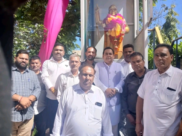 ਡਾ. ਅੰਬੇਡਕਰ ਨੂੰ ਸ਼ਰਧਾਂਜਲੀ ਦਿੰਦੇ ਭਾਰਤੀ ਜਨਤਾ ਪਾਰਟੀ ਦੇ ਆਗੂ ਅਤੇ ਵਰਕਰ।