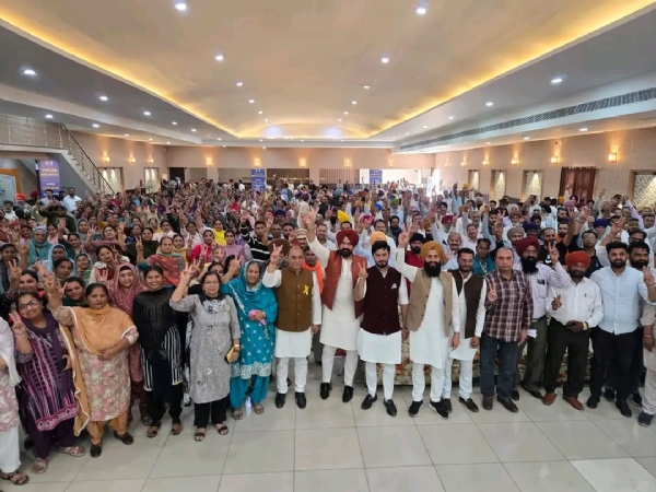 ਮਹਿਲਾਵਾਂ ਨੂੰ ਜਾਣਕਾਰੀ ਦੇਣ ਮੌਕੇ ਲੋਕ ਸਭਾ ਮੈਂਬਰ ਡਾ. ਰਾਜ ਕੁਮਾਰ ਚੱਬੇਵਾਲ। ਮਹਿਲਾਵਾਂ ਨੂੰ ਜਾਣਕਾਰੀ ਦੇਣ ਮੌਕੇ ਲੋਕ ਸਭਾ ਮੈਂਬਰ ਡਾ. ਰਾਜ ਕੁਮਾਰ ਚੱਬੇਵਾਲ।