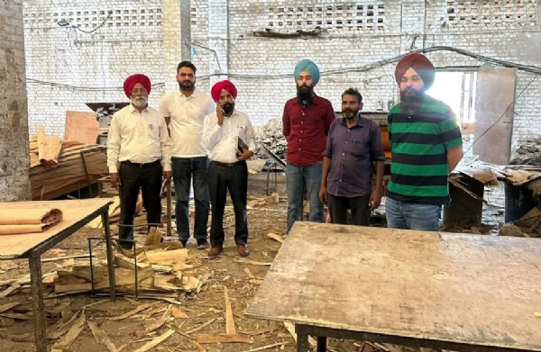 ਚੈਕਿੰਗ ਕਰਦੇ ਖੇਤੀਬਾੜੀ ਵਿਭਾਗ ਦੇ ਅਧਿਕਾਰੀ।