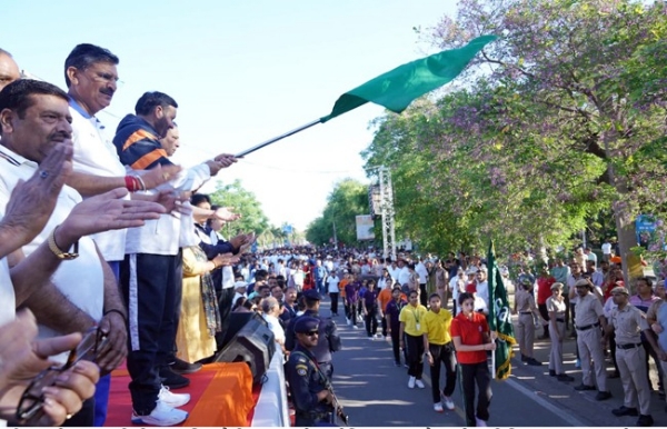 ਮੈਰਾਥੋਨ ਨੂੰ ਹਰੀ ਝੰਡੀ ਦਿਖਾਉਂਦੇ ਹੋਏ ਮੁੱਖ ਮੰਤਰੀ ਨਾਇਬ ਸਿੰਘ ਸੈਣੀ।