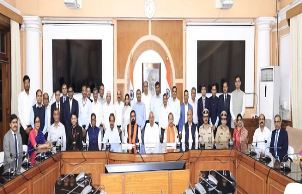 ਮੁੱਖ ਮੰਤਰੀ ਨਿਤੀਸ਼ ਕੁਮਾਰ ਅਤੇ ਹੋਰ ਕੈਬਨਿਟ ਮੈਂਬਰ ਮੀਟਿੰਗ ਦੌਰਾਨ।