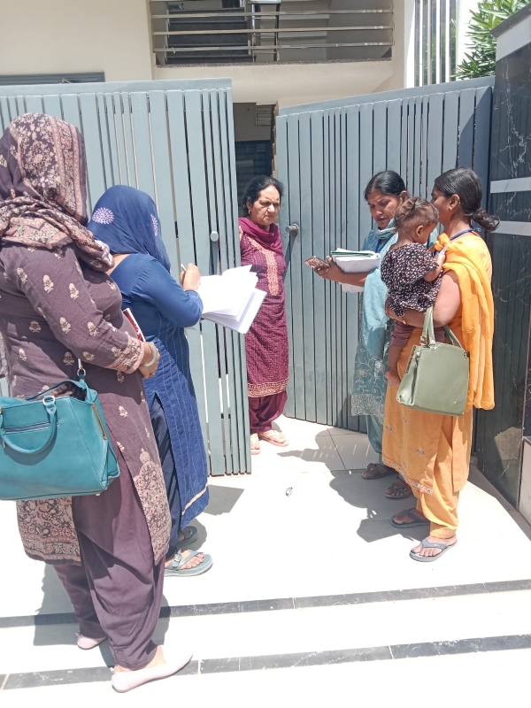 ਘਰ-ਘਰ ਜਾਕੇ ਸਰਵੇਖਣ  ਕਰਦੇ ਹੋਏ।