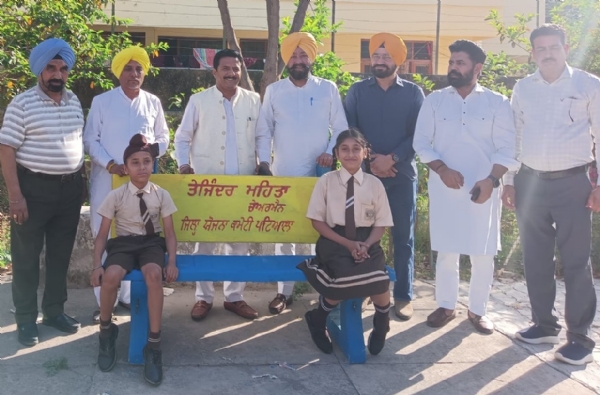 ਜ਼ਿਲ੍ਹਾ ਯੋਜਨਾ ਕਮੇਟੀ ਪਟਿਆਲਾ ਦੇ ਦਫ਼ਤਰ ਵਿਖੇ ਨਵੇਂ ਤਿਆਰ ਕਰਵਾਏ ਬੈਂਚ ਨਾਲ ਤੇਜਿੰਦਰ ਮਹਿਤਾ, ਹੋਰ ਪਾਰਟੀ ਆਗੂ।