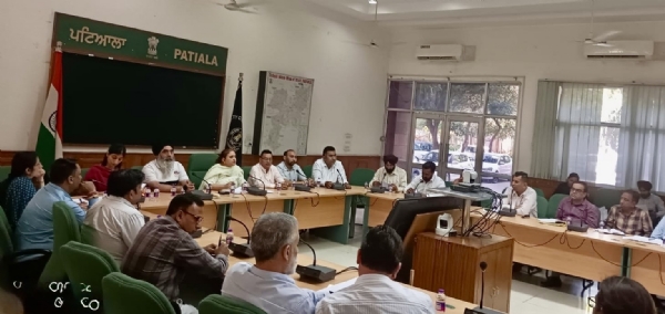 ਪਟਿਆਲਾ ਜ਼ਿਲ੍ਹੇ ਦੇ ਵਪਾਰੀਆਂ ਦੀਆਂ ਸਮੱਸਿਆਵਾਂ ਦੇ ਹੱਲ ਲਈ ਏ.ਡੀ.ਸੀ. (ਜ) ਸਿਮਰਪ੍ਰੀਤ ਕੌਰ ਦੀ ਅਗਵਾਈ ਹੇਠ ਹੋਈ ਉਚ ਪੱਧਰੀ ਬੈਠਕ ਮੌਕੇ ਸ਼ਿਰਕਤ ਕਰਦੇ ਹੋਏ ਪੰਜਾਬ ਟ੍ਰੇਡਰਜ਼ ਕਮਿਸਨ ਦੇ ਮੈਂਬਰ ਸੰਜੀਵ ਗੁਪਤਾ, ਚੇਅਰਮੈਨ ਵਿਨੋਦ ਸਿੰਗਲਾ ਅਤੇ ਵਾਈਸ ਚੇਅਰਮੈਨ ਗੁਰਪ੍ਰੀਤ ਸਿੰਘ ਧਮੋਲੀ ਤੇ ਹੋਰ।