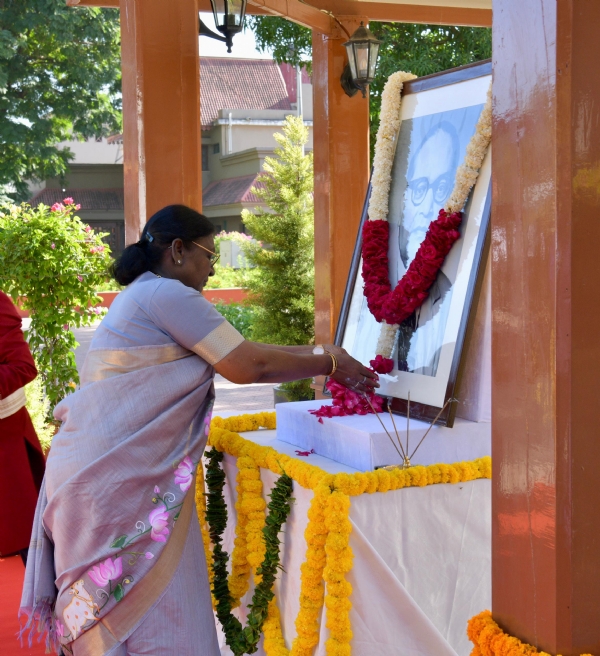 ਰਾਸ਼ਟਰਪਤੀ ਦ੍ਰੋਪਦੀ ਮੁਰਮੂ ਲੋਕ ਭਵਨ ਵਿਖੇ ਡਾ: ਭੀਮ ਰਾਓ ਅੰਬੇਡਕਰ ਨੂੰ ਸ਼ਰਧਾ ਦੇ ਫੁੱਲ ਭੇਟ ਕਰਦੇ ਹੋਏ।