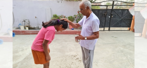 ਕੁੜੀ ਬਜ਼ੁਰਗ ਵਿਅਕਤੀ ਤੋਂ ਆਸ਼ੀਰਵਾਦ ਲੈਂਦੀ ਹੋਈ। ਕੁੜੀ ਬਜ਼ੁਰਗ ਵਿਅਕਤੀ ਤੋਂ ਆਸ਼ੀਰਵਾਦ ਲੈਂਦੀ ਹੋਈ।