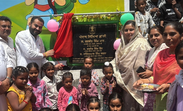 ਸਕੂਲ ’ਚ ਵਿਕਾਸ ਕਾਰਜਾਂ ਦਾ ਉਦਘਾਟਨ ਕਰਦੇ ਵਿਧਾਇਕ ਫਾਜ਼ਿਲਕਾ ਨਰਿੰਦਰਪਾਲ ਸਿੰਘ ਸਵਨਾ