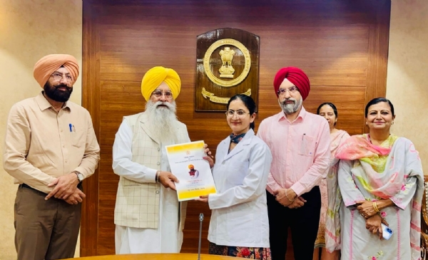 ਨਿਯੁਕਤੀ ਪੱਤਰ ਵੰਡਦੇ ਹੋਏ ਗੁਰਮੀਤ ਸਿੰਘ ਖੁਡੀਆਂ ਨਿਯੁਕਤੀ ਪੱਤਰ ਵੰਡਦੇ ਹੋਏ ਗੁਰਮੀਤ ਸਿੰਘ ਖੁਡੀਆਂ