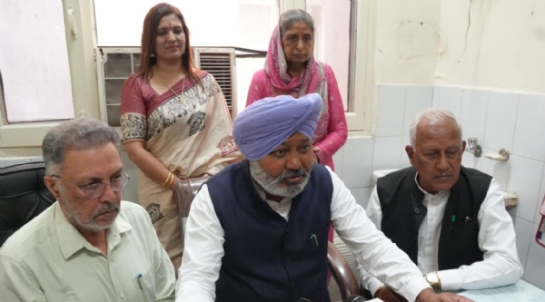 ਜਾਣਕਾਰੀ ਦਿੰਦੇ ਹੋਏ ਕੈਬਨਿਟ ਮੰਤਰੀ ਹਰਪਾਲ ਸਿੰਘ ਚੀਮਾ, ਡਾ. ਬਲਬੀਰ ਸਿੰਘ ਅਤੇ ਬਰਿੰਦਰ ਕੁਮਾਰ ਗੋਇਲ।