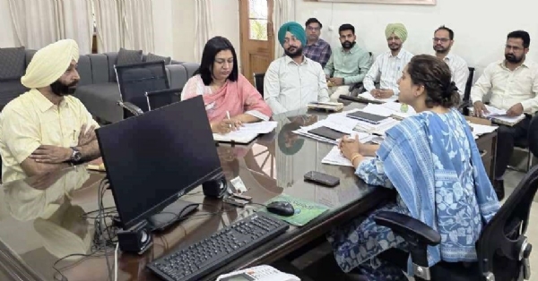 ਅਧਿਕਾਰੀਆਂ ਨਾਲ ਮੀਟਿੰਗ ਕਰਦੇ ਹੋਏ ਡਿਪਟੀ ਕਮਿਸ਼ਨਰ ਅਰਪ੍ਰੀਤ ਕੌਰ ਸੰਧੂ