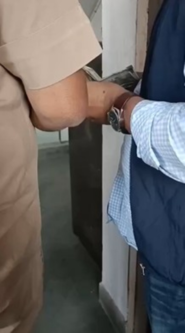 ਪੁਲਿਸ ਕਰਮਚਾਰੀ ਨੂੰ ਪੈਸੇ ਦਿੰਦਾ ਹੋਇਆ ਵਿਅਕਤੀ।