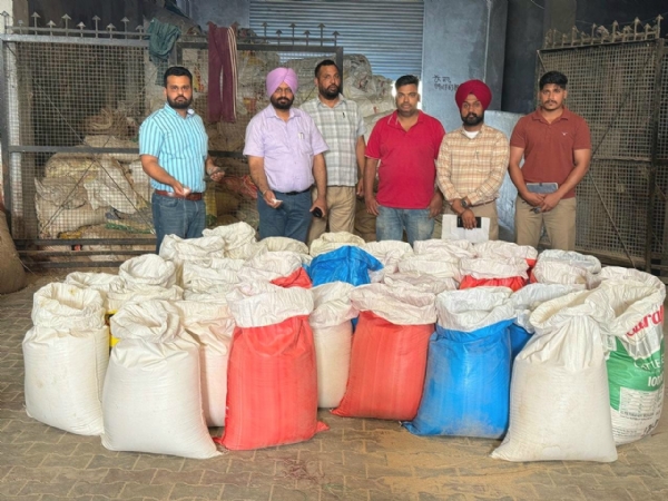 ਕਾਰਵਾਈ ਕਰਦੀ ਖੇਤੀਬਾੜੀ ਵਿਭਾਗ ਦੀ ਟੀਮ ਕਾਰਵਾਈ ਕਰਦੀ ਖੇਤੀਬਾੜੀ ਵਿਭਾਗ ਦੀ ਟੀਮ