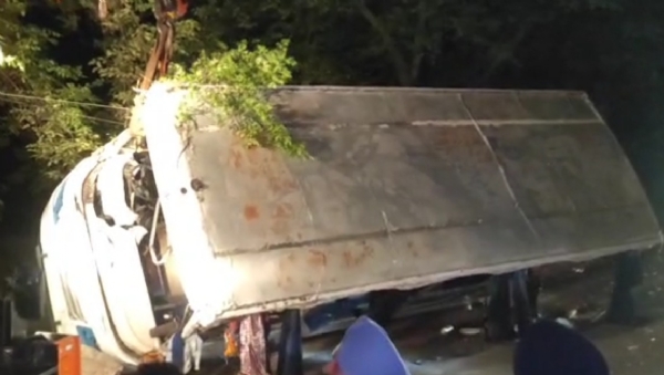 ਹਾਦਸੇ ਦਾ ਸ਼ਿਕਾਰ ਹੋਈ ਸ਼ਰਧਾਲੂਆਂ ਦੀ ਬੱਸ ਹਾਦਸੇ ਦਾ ਸ਼ਿਕਾਰ ਹੋਈ ਸ਼ਰਧਾਲੂਆਂ ਦੀ ਬੱਸ