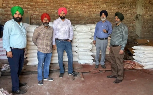 ਚੈਕਿੰਗ ਕਰਦੇ ਖੇਤੀਬਾੜੀ ਵਿਭਾਗ ਦੇ ਅਧਿਕਾਰੀ ਚੈਕਿੰਗ ਕਰਦੇ ਖੇਤੀਬਾੜੀ ਵਿਭਾਗ ਦੇ ਅਧਿਕਾਰੀ