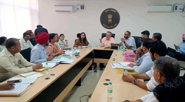 ਸਿਹਤ ਮੰਤਰੀ ਡਾ. ਬਲਬੀਰ ਸਿੰਘ ਨੇ ਕੀਤੀ ਜ਼ਿਲ੍ਹਾ ਪ੍ਰਸ਼ਾਸਨ ਨਾਲ ਮੀਟਿੰਗ