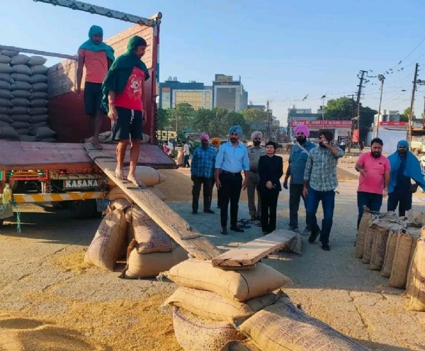 ਅਨਾਜ ਮੰਡੀ ਵਿੱਚ ਕਣਕ ਦੀ ਖਰੀਦ ਅਤੇ ਲਿਫਟਿੰਗ ਦੇ ਪ੍ਰਬੰਧਾਂ ਦਾ ਜਾਇਜ਼ਾ ਲੈਂਦੇ ਏਡੀਸੀ ਪੂਨਮ ਸਿੰਘ।