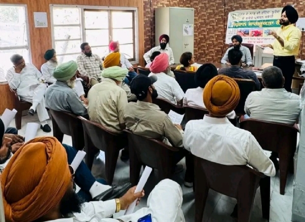 ਮੀਟਿੰਗ ਦੌਰਾਨ ਬਲਾਕ ਖੇਤੀਬਾੜੀ ਅਫਸਰ ਅਤੇ ਕਿਸਾਨ।