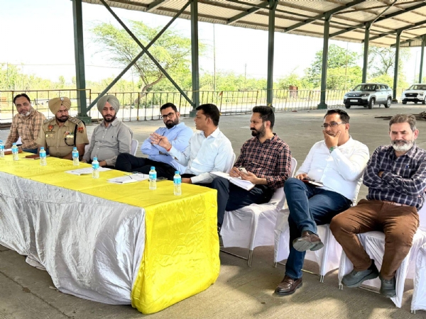 ਡੀਸੀ ਅੰਮ੍ਰਿਤਸਰ ਦਲਵਿੰਦਰਜੀਤ ਸਿੰਘ ਦਾਣਾ ਮੰਡੀ ਅਟਾਰੀ ਵਿਖੇ ਜ਼ਿਲ੍ਹਾ ਅਧਿਕਾਰੀਆਂ ਨਾਲ ਸਮੀਖਿਆ ਮੀਟਿੰਗ ਕਰਦੇ ਹੋਏ। ਡੀਸੀ ਅੰਮ੍ਰਿਤਸਰ ਦਲਵਿੰਦਰਜੀਤ ਸਿੰਘ ਦਾਣਾ ਮੰਡੀ ਅਟਾਰੀ ਵਿਖੇ ਜ਼ਿਲ੍ਹਾ ਅਧਿਕਾਰੀਆਂ ਨਾਲ ਸਮੀਖਿਆ ਮੀਟਿੰਗ ਕਰਦੇ ਹੋਏ।