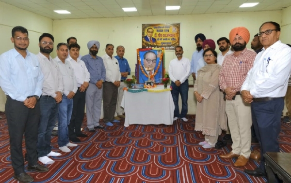 ਡਾ. ਅੰਬੇਡਕਰ ਨੂੰ ਸ਼ਰਧਂਜਲ ਦਿੰਦੇ ਬੀਬੀਐਮਬੀ ਦੇ ਅਧਿਕਾਰੀ ਅਤੇ ਕਰਮਚਾਰੀ।