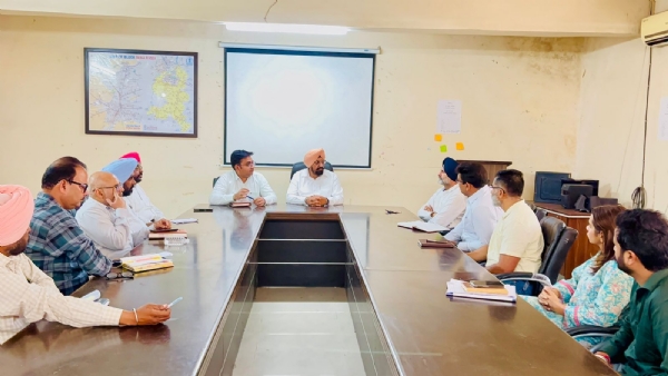 ਵਿਧਾਇਕ ਰੰਧਾਵਾ ਮੀਟਿੰਗ ਕਰਦੇ ਹੋਏ।