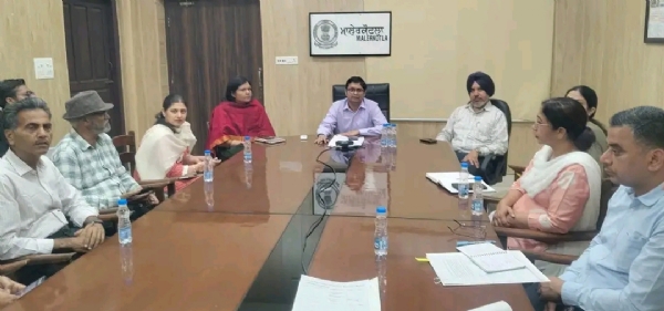 ਗਿਆਨ ਭਾਰਤਮ ਮਿਸ਼ਨ ਤਹਿਤ ਜ਼ਿਲ੍ਹਾ ਪੱਧਰੀ ਕਮੇਟੀ ਦੀ ਮੀਟਿੰਗ ਦੌਰਾਨ ਡਿਪਟੀ ਕਮਿਸ਼ਨਰ ਵਿਰਾਜ ਐਸ. ਤਿੜਕੇ ਅਤੇ ਹੋਰ।