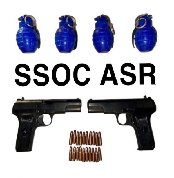 ਬਰਾਮਦ ਹੈਂਡ ਗ੍ਰਨੇਡ ਅਤੇ ਗੋਲੀ ਸਿੱਕੇ ਸਮੇਤ ਦੋ ਵਿਦੇਸ਼ੀ ਪਿਸਤੌਲ।