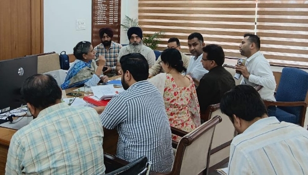 ਪਟਿਆਲਾ ਦੇ ਵਪਾਰੀਆਂ ਦੀਆਂ ਸਮੱਸਿਆਵਾਂ ਦੇ ਹੱਲ ਲਈ ਨਗਰ ਨਿਗਮ ਵਿਖੇ ਬੈਠਕ ਮੌਕੇ ਸ਼ਿਰਕਤ ਕਰਦੇ ਹੋਏ ਸੰਯੁਕਤ ਕਮਿਸ਼ਨਰ ਮਨਰੀਤ ਰਾਣਾ, ਪੰਜਾਬ ਟ੍ਰੇਡਰਜ਼ ਕਮਿਸਨ ਦੇ ਮੈਂਬਰ ਸੰਜੀਵ ਗੁਪਤਾ, ਚੇਅਰਮੈਨ ਵਿਨੋਦ ਸਿੰਗਲਾ ਅਤੇ ਵਾਈਸ ਚੇਅਰਮੈਨ ਗੁਰਪ੍ਰੀਤ ਸਿੰਘ ਧਮੋਲੀ ਤੇ ਹੋਰ ਪਟਿਆਲਾ ਦੇ ਵਪਾਰੀਆਂ ਦੀਆਂ ਸਮੱਸਿਆਵਾਂ ਦੇ ਹੱਲ ਲਈ ਨਗਰ ਨਿਗਮ ਵਿਖੇ ਬੈਠਕ ਮੌਕੇ ਸ਼ਿਰਕਤ ਕਰਦੇ ਹੋਏ ਸੰਯੁਕਤ ਕਮਿਸ਼ਨਰ ਮਨਰੀਤ ਰਾਣਾ, ਪੰਜਾਬ ਟ੍ਰੇਡਰਜ਼ ਕਮਿਸਨ ਦੇ ਮੈਂਬਰ ਸੰਜੀਵ ਗੁਪਤਾ, ਚੇਅਰਮੈਨ ਵਿਨੋਦ ਸਿੰਗਲਾ ਅਤੇ ਵਾਈਸ ਚੇਅਰਮੈਨ ਗੁਰਪ੍ਰੀਤ ਸਿੰਘ ਧਮੋਲੀ ਤੇ ਹੋਰ