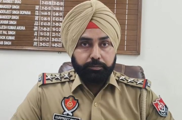 ਖਰੜ ਪੁਲਿਸ ਥਾਣੇ ਦੇ ਐਸ.ਐਚ.ਓ. ਜਾਣਕਾਰੀ ਦਿੰਦੇ ਹੋਏ।