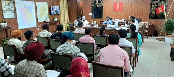 ਅਧਿਕਾਰੀਆਂ ਨਾਲ ਮੀਟਿੰਗ ਕਰਦੇ ਹੋਏ ਡਿਪਟੀ ਕਮਿਸ਼ਨਰ ਬਰਨਾਲਾ ਹਰਪ੍ਰੀਤ ਸਿੰਘ