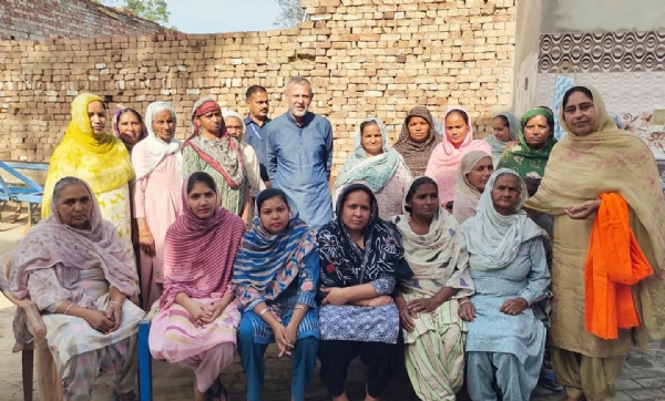 ਔਰਤਾਂ ਨਾਲ ਵਿਚਾਰ ਵਟਾਂਦਰਾ ਕਰਨ ਸਮੇਂ ਸ਼੍ਰੋਮਣੀ ਅਕਾਲੀ ਦਲ ਦੇ ਹਲਕਾ ਇੰਚਾਰਜ ਅਤੇ ਸਾਬਕਾ ਵਿਧਾਇਕ ਅਰਵਿੰਦ ਖੰਨਾ