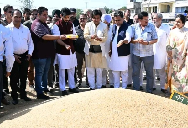 ਵਿਧਾਇਕ ਬ੍ਰਮ ਸ਼ੰਕਰ ਜਿੰਪਾ ਅਤੇ ਵਿਧਾਇਕ ਡਾ. ਇਸ਼ਾਂਕ ਕੁਮਾਰ ਚੱਬੇਵਾਲ ਦਾਣਾ ਮੰਡੀ ਹੁਸ਼ਿਆਰਪੁਰ ਵਿਖੇ ਕਣਕ ਦੀ ਖਰੀਦ ਸ਼ੁਰੂ ਕਰਵਾਉਂਦੇ ਹੋਏ।