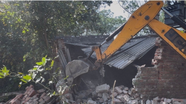 ਖੰਡਰ ਨੂੰ ਢਾਹੁੰਦੀ ਹੋਈ ਜੇਸੀਬੀ