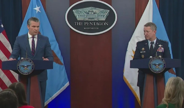 ਅਮਰੀਕੀ ਰੱਖਿਆ ਸਕੱਤਰ ਪੀਟ ਹੇਗਸੇਥ ਅਤੇ ਜੁਆਇੰਟ ਚੀਫ਼ਸ ਆਫ਼ ਸਟਾਫ਼ ਦੇ ਚੇਅਰਮੈਨ ਜਨਰਲ ਡੈਨ ਕੇਨ। ਫਾਈਲ ਫੋਟੋ