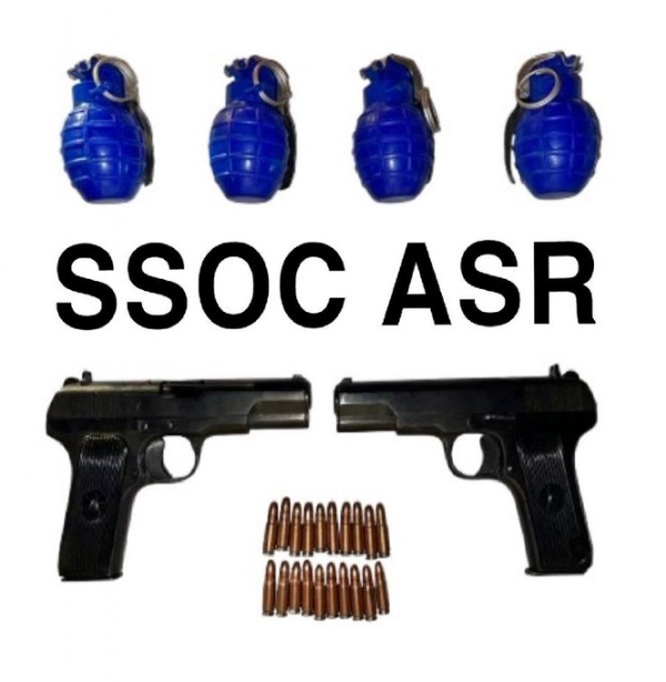 ਮੁਲਜ਼ਮ ਕੋਲੋਂ ਬਰਾਮਦ ਹੈਂਡ ਗ੍ਰਨੇਡ ਅਤੇ ਪਿਸਤੌਲ ਮੁਲਜ਼ਮ ਕੋਲੋਂ ਬਰਾਮਦ ਹੈਂਡ ਗ੍ਰਨੇਡ ਅਤੇ ਪਿਸਤੌਲ