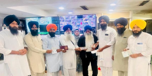 ਸ੍ਰੀ ਹਰਮੰਦਰ ਸਾਹਿਬ ਦੇ ਸੇਵਾਦਾਰਾਂ ਦੀ ਇਮਾਨਦਾਰੀ, ਸ਼ਰਧਾਲੂ ਦਾ 20 ਲੱਖ ਦੀ ਨਕਦੀ ਤੇ ਪਾਸਪੋਰਟਾਂ ਵਾਲਾ ਬੈਗ ਮੋੜਿਆ