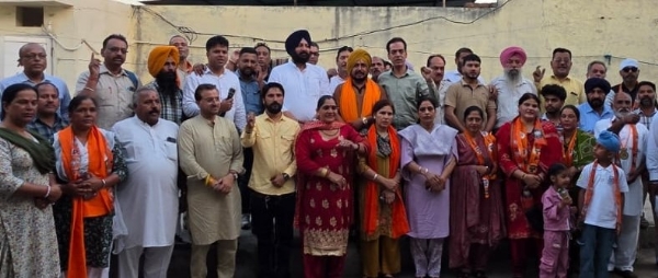 ਕਾਂਗਰਸੀ ਪਰਿਵਾਰਾਂ ਨੂੰ ਭਾਜਪਾ ’ਚ ਸ਼ਾਮਲ ਕਰਦੇ ਭਾਜਪਾ ਆਗੂ