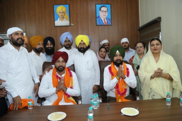 ਅਹੂਦਾ ਸੰਭਾਲਦੇ ਹੋਏ।