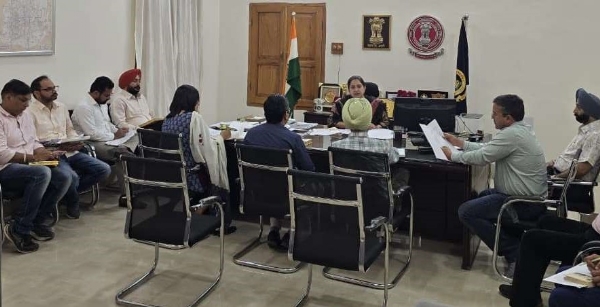 ਅਧਿਕਾਰੀਆਂ ਨਾਲ ਮੀਟਿੰਗ ਕਰਦੇ ਹੋਏ ਡਿਪਟੀ ਕਮਿਸ਼ਨਰ ਫਾਜ਼ਿਲਕਾ