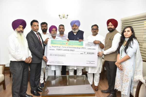 ਚੈਕ ਦਿੰਦੇ ਹੋਏ ਟਰਾਂਸਪੋਰਟ ਮੰਤਰੀ ਹਰਪਾਲ ਸਿੰਘ ਚੀਮਾ।