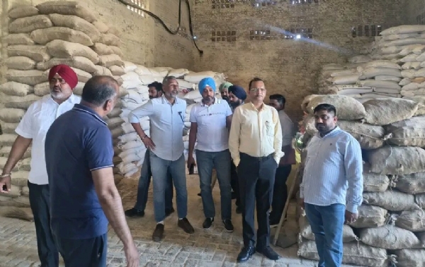 ਚੈਕਿੰਗ ਕਰਦੇ ਸੰਯੁਕਤ ਡਾਇਰੈਕਟਰ ਡਾ. ਅਰੁਣ ਕੁਮਾਰ ਅਤੇ ਹੋਰ ਅਧਿਕਾਰੀ।