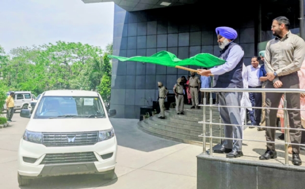 ਵਾਹਨਾਂ ਨੂੰ ਹਰੀ ਝੰਡੀ ਦਿਖਾ ਰਵਾਨਾ ਕਰਦੇ ਹੋਏ ਮੁੱਖ ਮੰਤਰੀ ਭਗਵੰਤ ਸਿੰਘ ਮਾਨ।