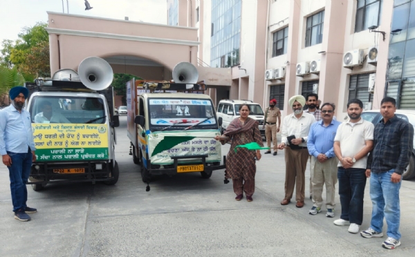 ਕਿਸਾਨ ਜਾਗਰੂਕਤਾ ਵੈਨਾਂ ਨੂੰ ਹਰੀ ਝੰਡੀ ਦੇ ਕੇ ਰਵਾਨਾ ਕਰਨ ਸਮੇਂ ਡਿਪਟੀ ਕਮਿਸ਼ਨਰ ਫਾਜ਼ਿਲਕਾ