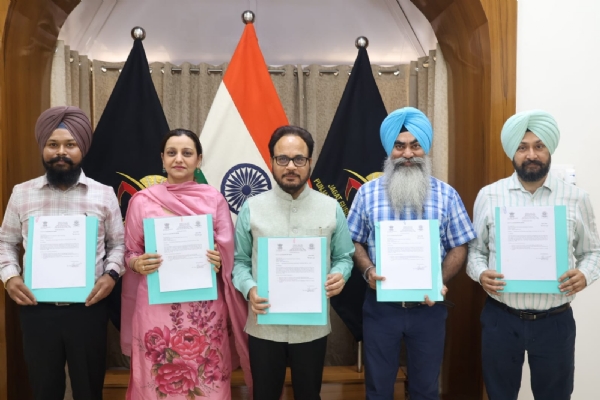 ਜਾਣਕਾਰੀ ਦਿੰਦੇ ਵਾਈਸ-ਚਾਂਸਲਰ ਪ੍ਰੋ. ਰਤਨ ਸਿੰਘ ਅਤੇ ਹੋਰ