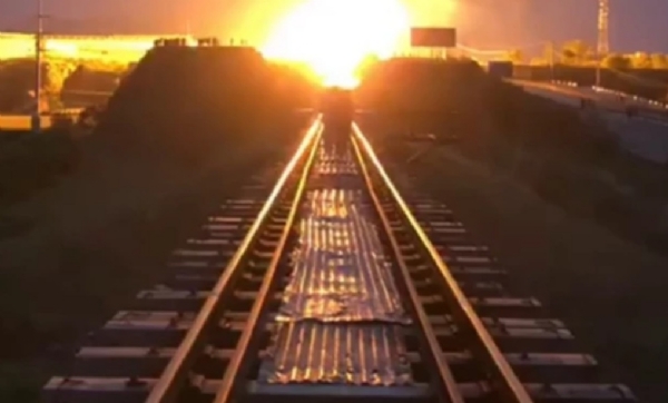 ਹਰੀਪੁਰ ਵਿੱਚ ਗੈਸ ਪਾਈਪਲਾਈਨ ਵਿੱਚ ਧਮਾਕੇ ਤੋਂ ਬਾਅਦ ਅੱਗ ਲੱਗ ਗਈ, ਜਿਸਨੇ ਨੇੜਲੇ ਰਿਹਾਇਸ਼ੀ ਇਲਾਕਿਆਂ ਨੂੰ ਆਪਣੀ ਲਪੇਟ ਵਿੱਚ ਲੈ ਲਿਆ। ਫੋਟੋ: ਦ ਐਕਸਪ੍ਰੈਸ ਟ੍ਰਿਬਿਊਨ