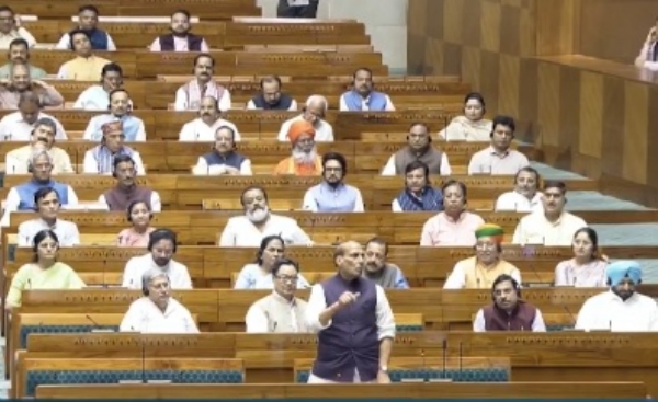 ਕੇਂਦਰੀ ਰੱਖਿਆ ਮੰਤਰੀ ਰਾਜਨਾਥ ਸਿੰਘ ਸ਼ੁੱਕਰਵਾਰ ਨੂੰ ਲੋਕ ਸਭਾ ਵਿੱਚ ਚਰਚਾ ਦੌਰਾਨ।