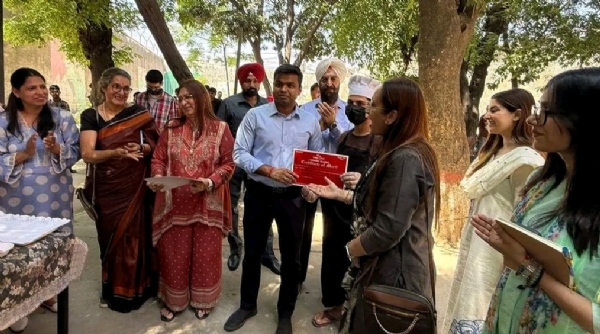 ਸਰਟੀਫਿਕੇਟ ਪ੍ਰਦਾਨ ਕਰਦੇ ਹੋਏ ਡਿਪਟੀ ਕਮਿਸ਼ਨਰ ਹਿਮਾਂਸ਼ੂ ਜੈਨ ਅਤੇ ਹੋਰ।